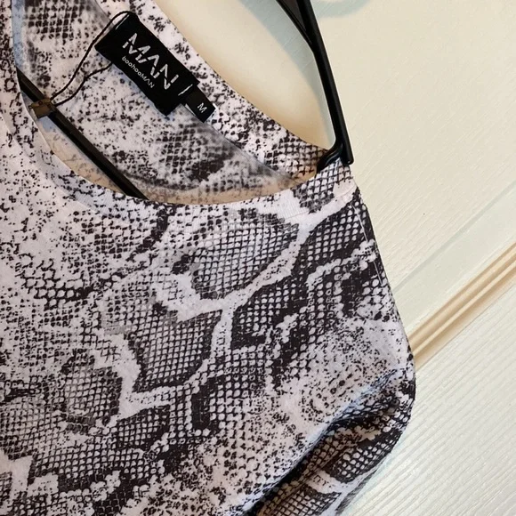 boohooMAN size medium basic tee in python pattern graphics - Picture 2 of 4